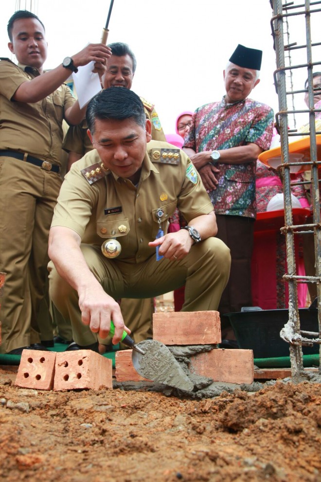 Walikota meletakkan batu pertama pembangunan SDN 147